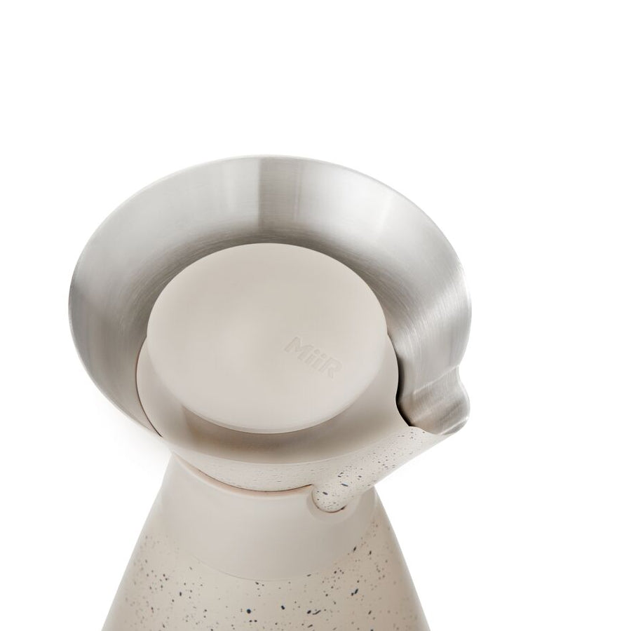 new-standard-carafe-w9 WebPDP-33oz_New_Standard_Carafe_Desert_Tan_Speckle_Studio__CAR1SVOS224_45_Lid_On.jpg